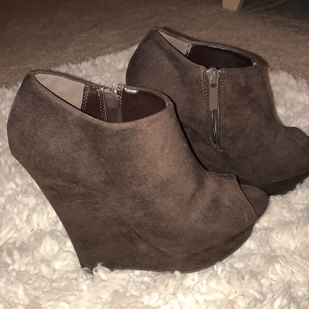 Brown dressy wedges! 👠